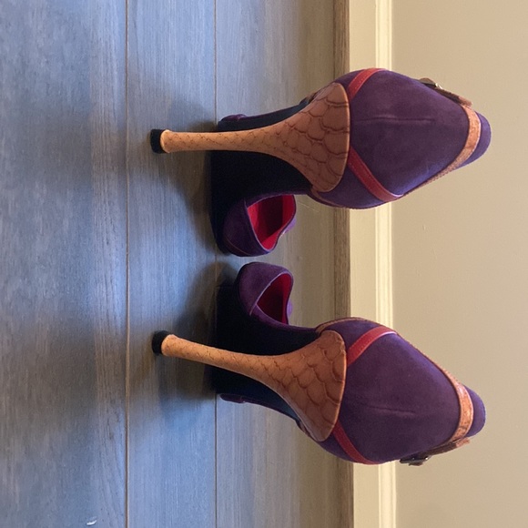 Charles David Heels, Size 9 - Picture 3 of 6